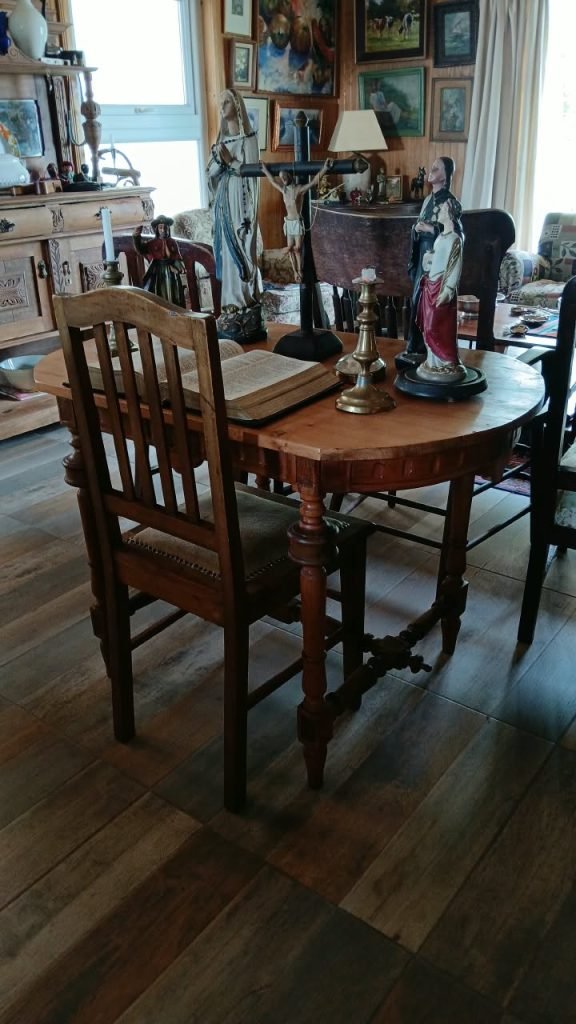 Mesa con Biblia abierta e imagenes religiosas
