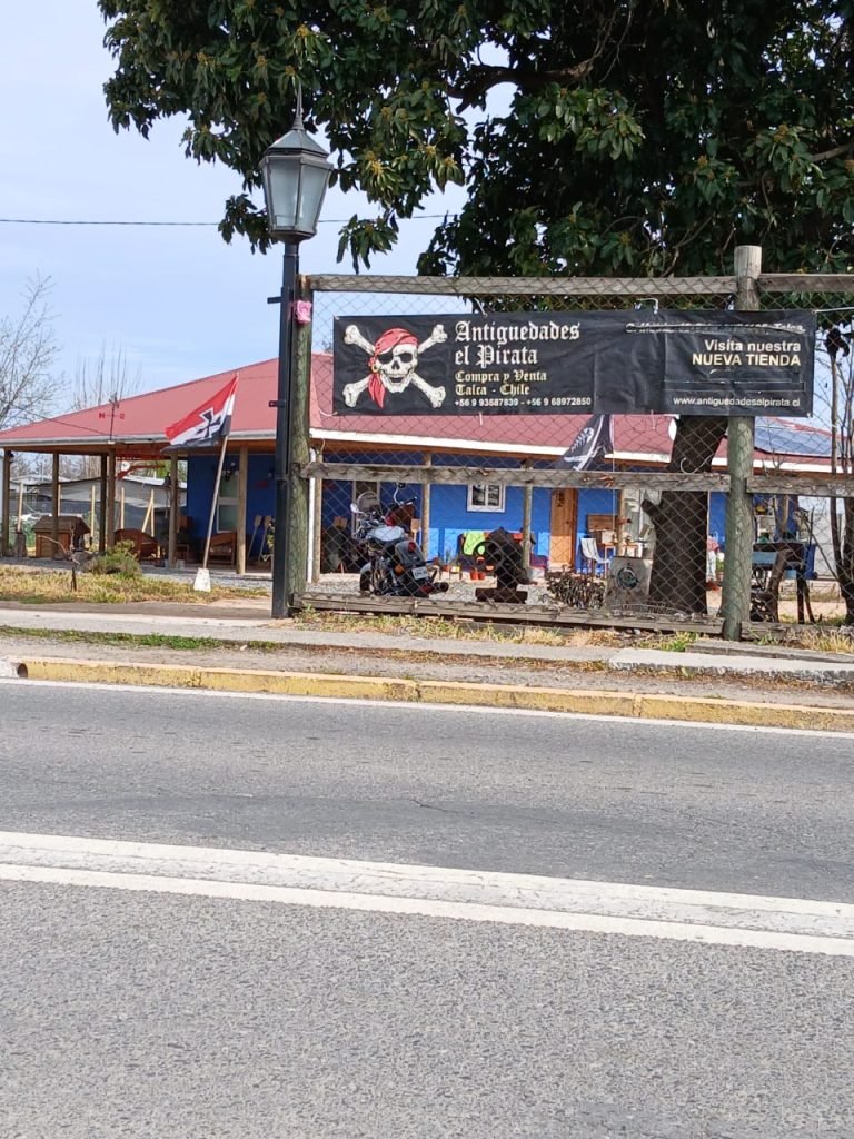 Vista de la calle con el letrero de Antiguedades El Pirata