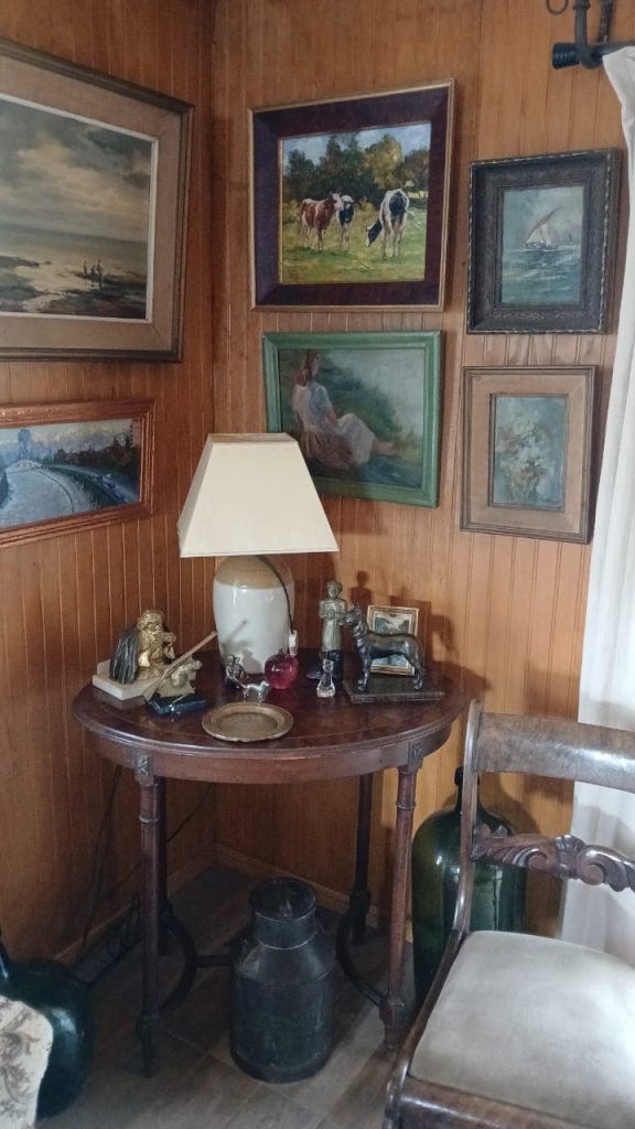 Rincon con oleos, lampara y figuras de bronce