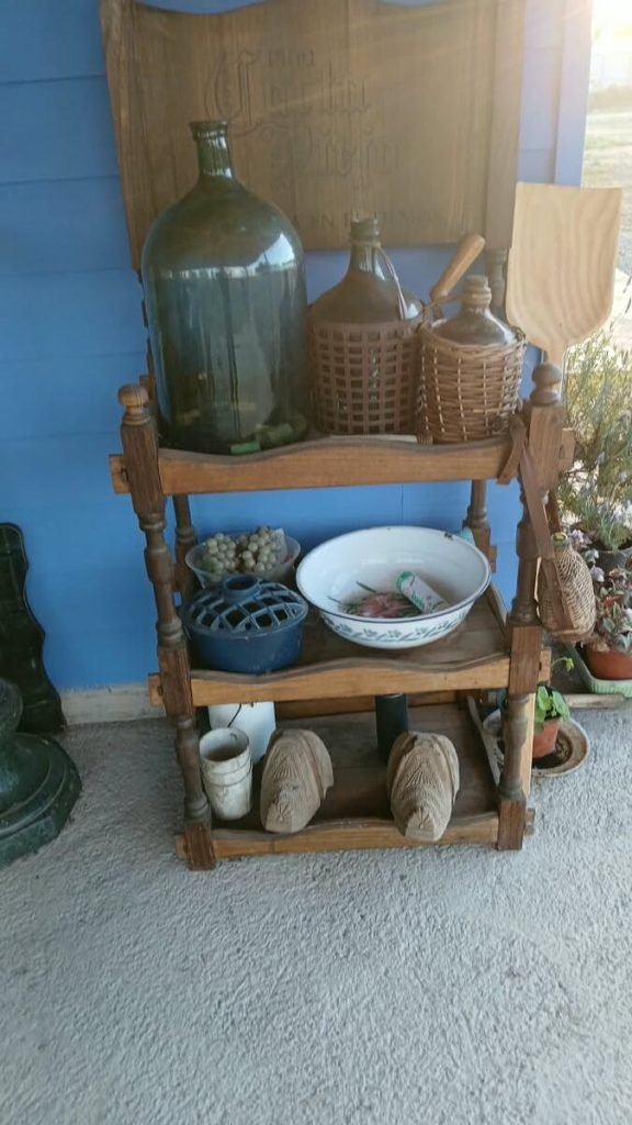 Estantería con garrafas antiguas