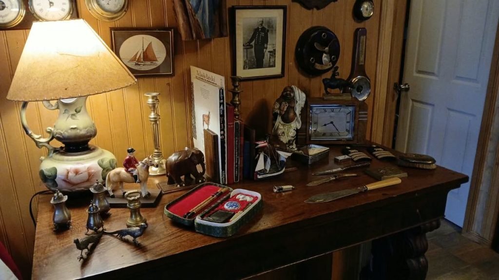 Escritorio con figuras de colección