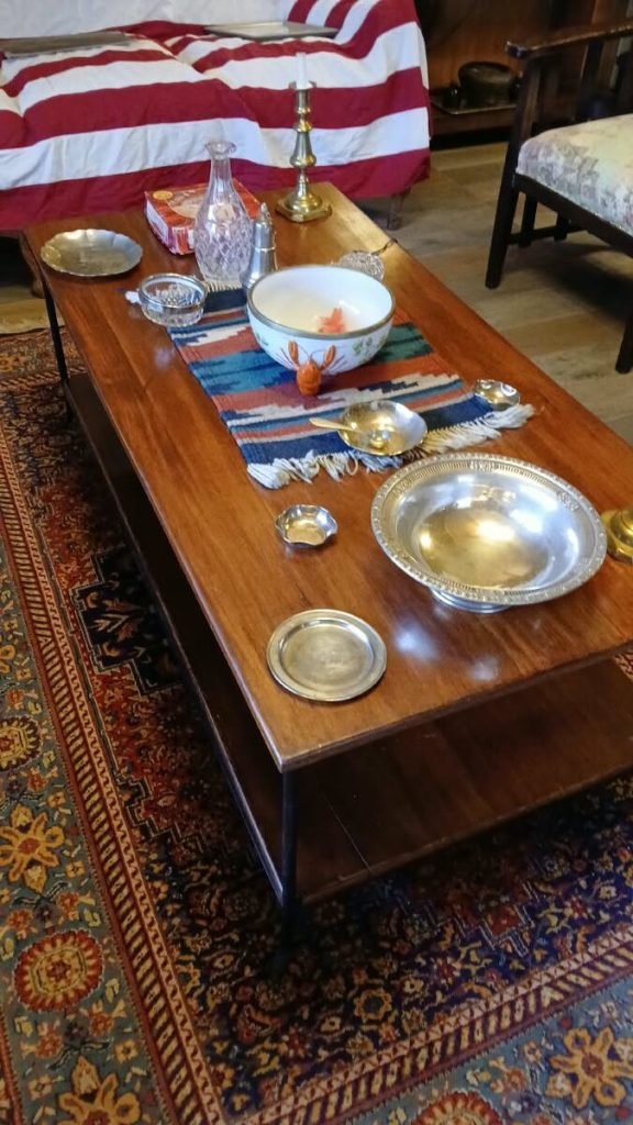 Mesa de living con bandejas de plata