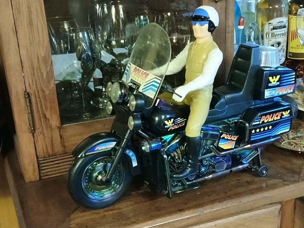 Motocicleta de juguete de policía