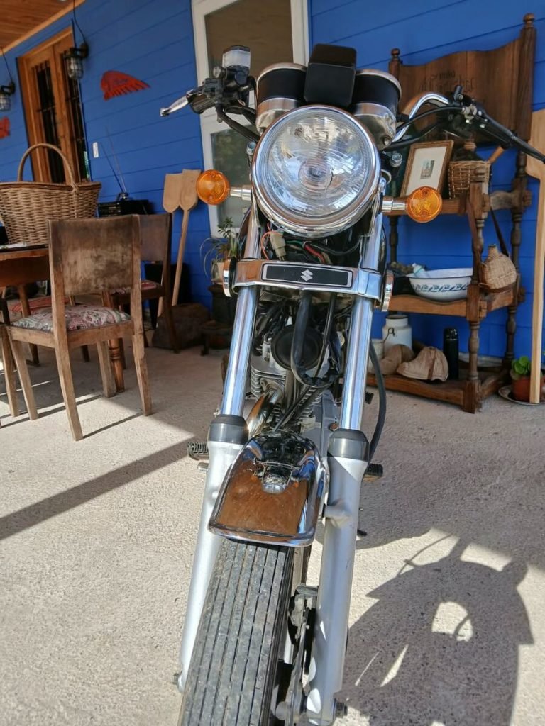 Motocicleta Suzuki plateada
