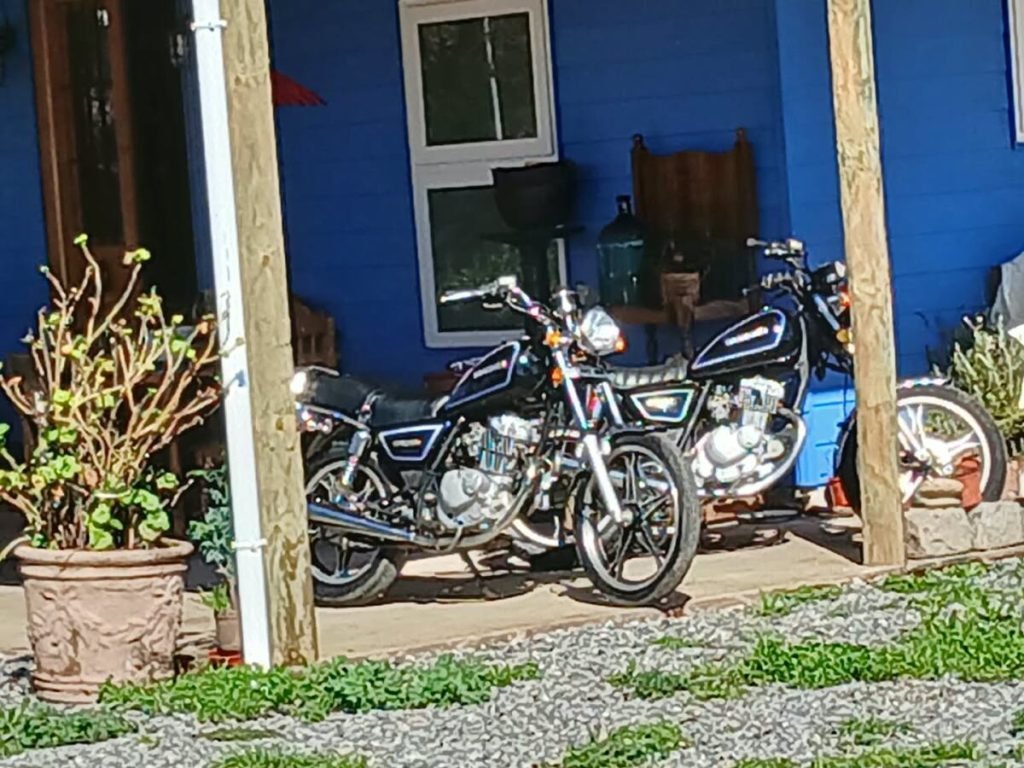 Motocicletas junto a la fachada azul