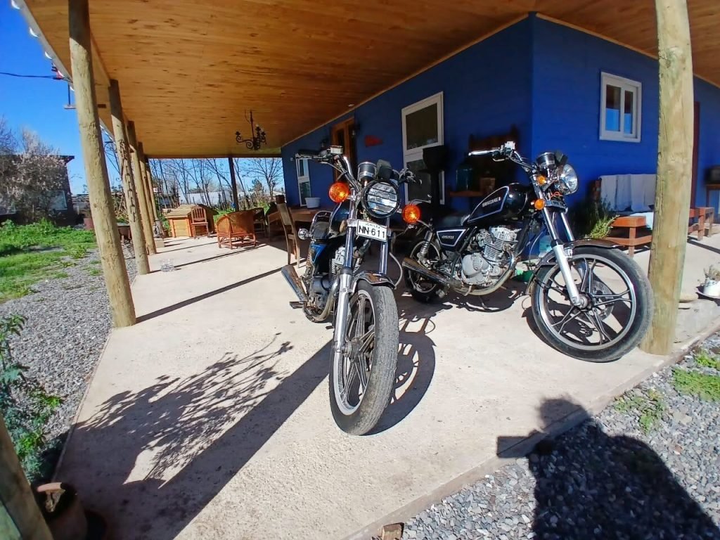 Motocicletas Suzuki en la terraza