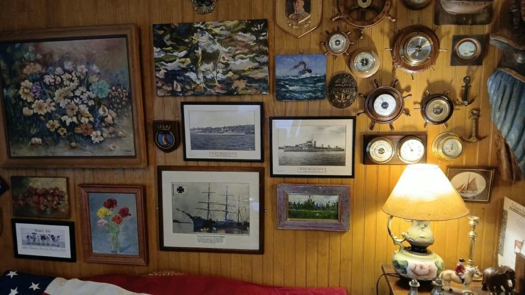 Pared de óleos y barcos antiguos